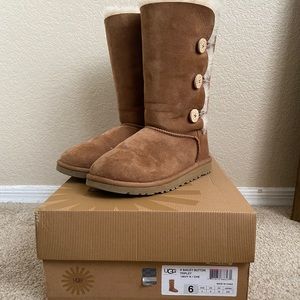 UGG Bailey Button
